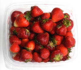 Спелая яркая блестящая красная клубника