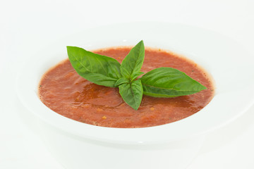 Salsa di pomodori e foglia di basilico 