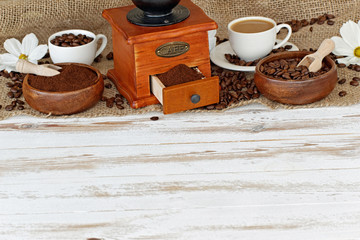 Kaffeemühle mit Kaffeebohnen