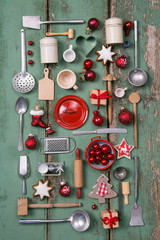Weihnachtliche antike Dekoration mit alten Miniaturen aus der Küchen Puppenküche mit Holz in rot...