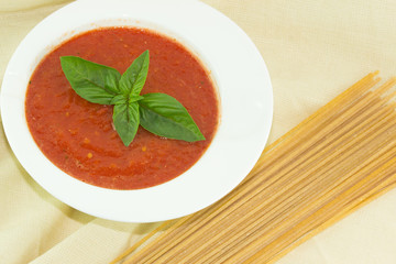 Passata di pomodoro una foglia du basilico e della pasta