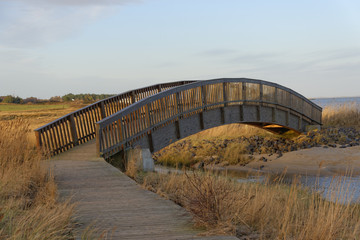 Holzbrücke bei Munkmarsch, Insel Sylt, Deutschland, Schleswig-Holstein. Wooden bridge. near Munkmarsch, Sylt isle, Germany, Sleswig-Holstein.