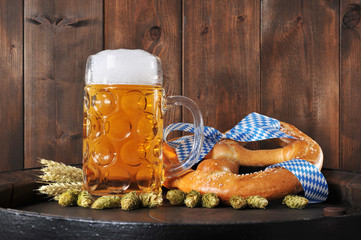 Bayerische Oktoberfestbreze mit Bier
