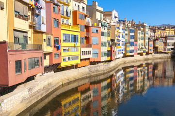 Fototapeta na wymiar Casas de color junto al río Onyar, Girona (España)