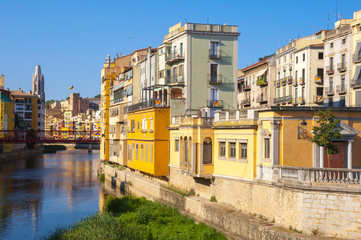 Casas de color junto al río Onyar, Girona (España)