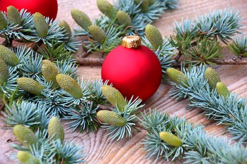weihnachtskugeln und ast aus zedernholz
