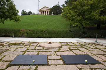 John F. Kennedy and Jackie Onassis Graves at Arlington National Cemetery - obrazy, fototapety, plakaty