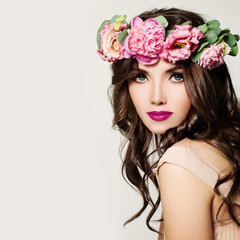 Naklejka premium Fashion Woman. Girl with Makeup, Curly Hair and Pink Flowers