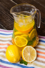 лимонад и лимоны на деревянном столе
