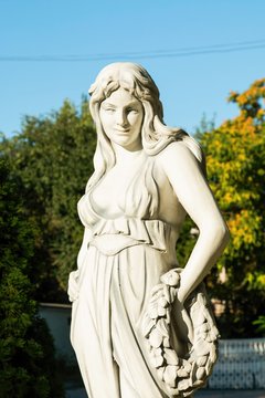 Monument - beautiful girl, established in Gorky Park in Rostov - on - Don.