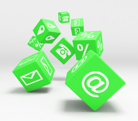 Cubi o dadi verdi con simboli web email internet