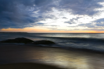 Fototapeta na wymiar Kurz vor Sonnenaufgang, Arugam Bay, Sri Lanka, Langzeitbelichtung