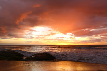 Fototapeta na wymiar Kurz vor Sonnenaufgang, Arugam Bay, Sri Lanka