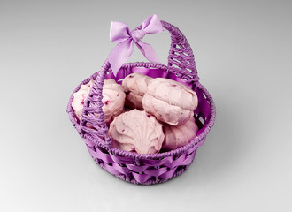 Berry marshmallows in the basket
