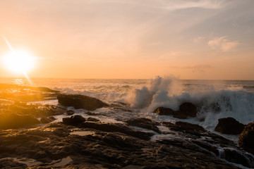 Sonnenaufgang mit tosenden Wellen im Süden von Sri Lanka