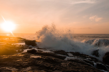 Sonnenaufgang mit tosenden Wellen im Süden von Sri Lanka