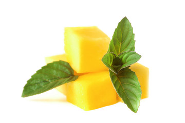 Кусочки манго с мятой