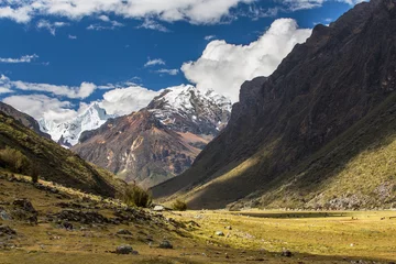 Cercles muraux Alpamayo Beautiful mountain scenery in the Andes, Peru, Cordiliera Blanca