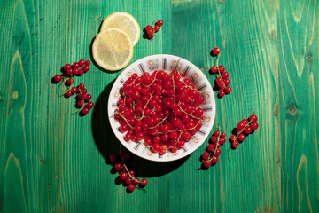 red currants in white plate with lemon slice