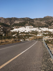 Carretera entre montañas y pueblo