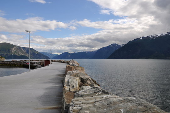Hafenmole von Hermansverk am Sognefjord Norwegen