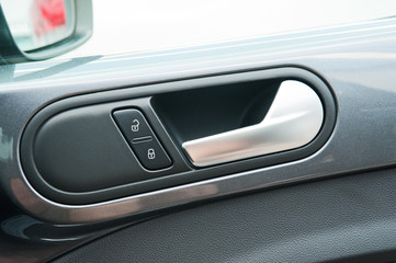 Elektrische Fensterheber und Türgriff in einem Auto