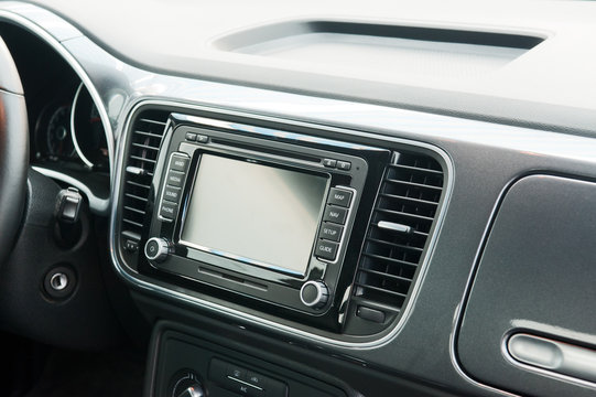 Armaturen in einem Auto, Autoradio, Navigationssystem, Lüftung