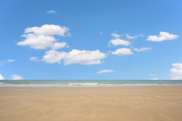 Fototapeta na wymiar beach and sea with blue sky