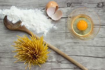 Original Italienische Nudeln auf Holzuntergrund vor Zubereitung