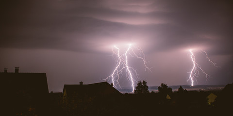 Gewitter Blitze über Stadt
