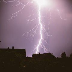 Gewitter Blitz über Häusern