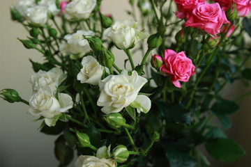Фрагмент букета из белых и розовых роз