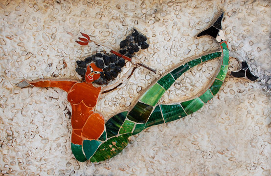  Nixe mit Harpune, Mosaik auf Steinmauer