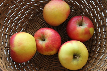 Äpfel in einem Korb