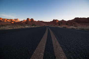 Fototapeta premium Endlose Straßen Amerika / Valley of Fire / Nevada