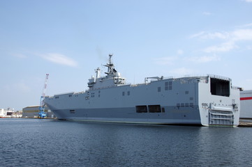 navire de guerre a quai-st nazaire  © savoieleysse