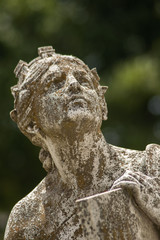 Fototapeta na wymiar Paseando por las calles de la ciudad monumental de Évora en Portugal, escultura en piedra dedicada a la ciudad