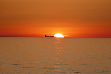 Tanker kreuzt die Sonne