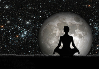 Mujer meditando, luna y estrellas