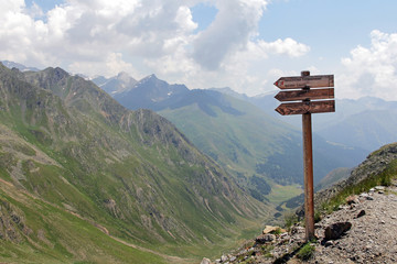 Wegweiser im Gebirge