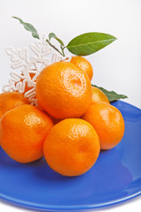 Whole oranges on a blue dish