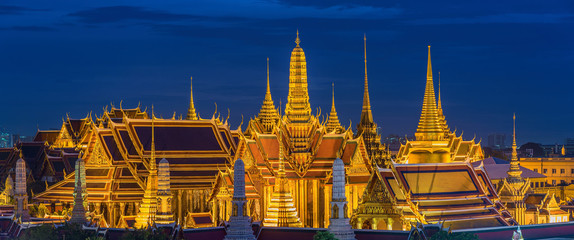 Naklejka premium Wielki Pałac o zmierzchu w Bangkoku w Tajlandii