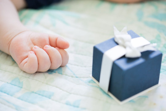 赤ちゃんの手とプレゼント