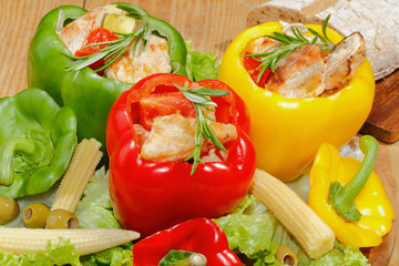 Paprikaschoten, gefüllt, gegrillte Putenbrust, Gemüse, Salat