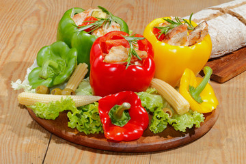 Paprikaschoten, gefüllt, gegrillte Putenbrust, Gemüse, Salat