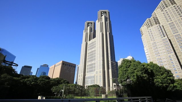 東京都庁ビルと青空　右パン
