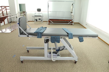 Bed for standing physiotherapy training unit