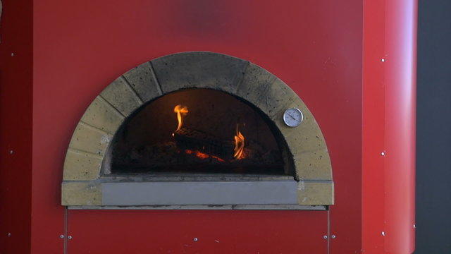 Burning firewood in pizza stove