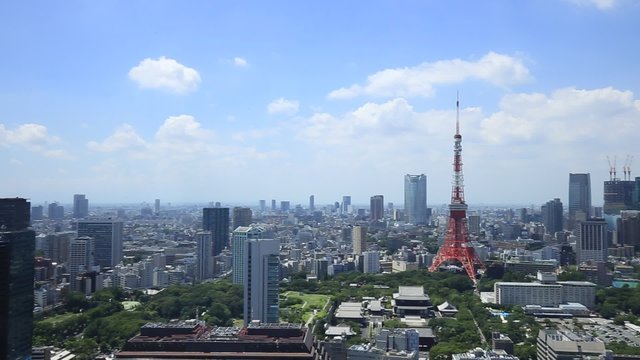 青空の東京タワーと六本木の高層ビル群を望む都市景観（右パン）