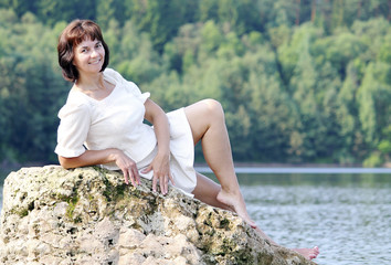 женщина на камне